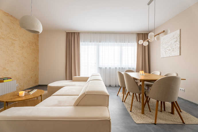 Z prázdného a chladného bytu vznikl nový domov. Rekonstrukce v duchu skandinávského stylu a hygge se povedla na jedničku. Tento projekt vznikl pod rukama designérky Lucie Volfové a dokonale ukazuje, že i zcela prázdný byt se může proměnit v domov, kde se dobře dýchá, krásné žije a kam se člověk rád vrací.
Z prázdného a chladného bytu vznikl nový domov. Rekonstrukce v duchu skandinávského stylu a hygge se povedla na jedničku. Tento projekt vznikl pod rukama designérky Lucie Volfové a dokonale ukazuje, že i zcela prázdný byt se může proměnit v domov, kde se dobře dýchá, krásné žije a kam se člověk rád vrací.