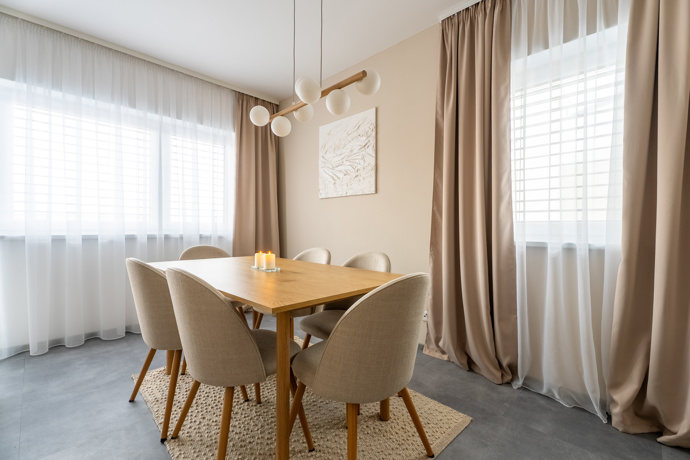 Z prázdného a chladného bytu vznikl nový domov. Rekonstrukce v duchu skandinávského stylu a hygge se povedla na jedničku. Tento projekt vznikl pod rukama designérky Lucie Volfové a dokonale ukazuje, že i zcela prázdný byt se může proměnit v domov, kde se dobře dýchá, krásné žije a kam se člověk rád vrací.
Z prázdného a chladného bytu vznikl nový domov. Rekonstrukce v duchu skandinávského stylu a hygge se povedla na jedničku. Tento projekt vznikl pod rukama designérky Lucie Volfové a dokonale ukazuje, že i zcela prázdný byt se může proměnit v domov, kde se dobře dýchá, krásné žije a kam se člověk rád vrací.