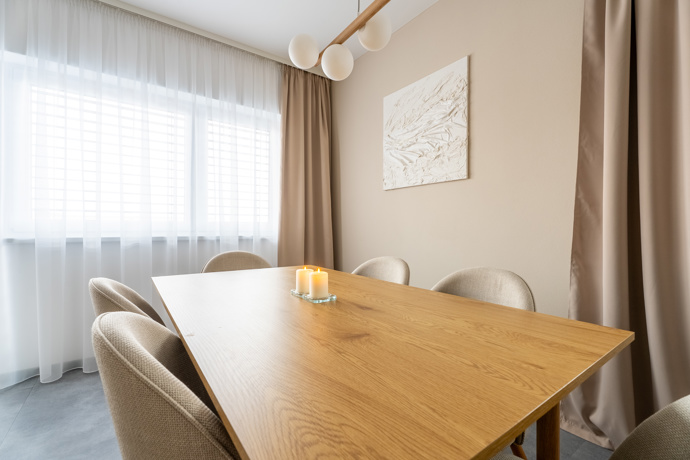 Z prázdného a chladného bytu vznikl nový domov. Rekonstrukce v duchu skandinávského stylu a hygge se povedla na jedničku. Tento projekt vznikl pod rukama designérky Lucie Volfové a dokonale ukazuje, že i zcela prázdný byt se může proměnit v domov, kde se dobře dýchá, krásné žije a kam se člověk rád vrací.
Z prázdného a chladného bytu vznikl nový domov. Rekonstrukce v duchu skandinávského stylu a hygge se povedla na jedničku. Tento projekt vznikl pod rukama designérky Lucie Volfové a dokonale ukazuje, že i zcela prázdný byt se může proměnit v domov, kde se dobře dýchá, krásné žije a kam se člověk rád vrací.