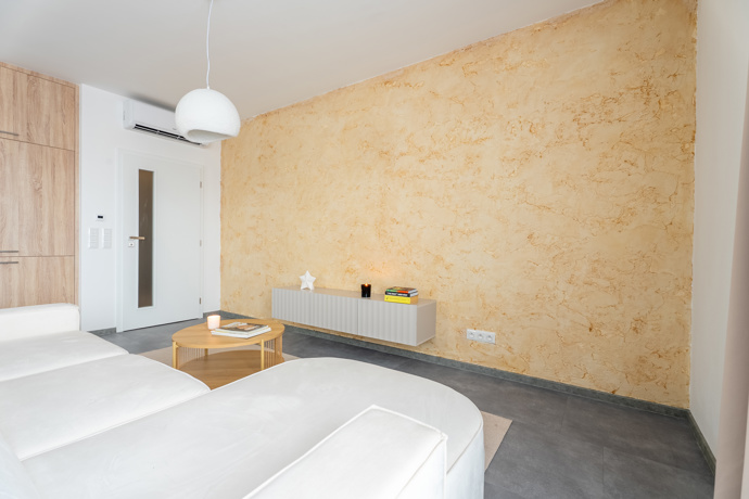 Z prázdného a chladného bytu vznikl nový domov. Rekonstrukce v duchu skandinávského stylu a hygge se povedla na jedničku. Tento projekt vznikl pod rukama designérky Lucie Volfové a dokonale ukazuje, že i zcela prázdný byt se může proměnit v domov, kde se dobře dýchá, krásné žije a kam se člověk rád vrací.
Z prázdného a chladného bytu vznikl nový domov. Rekonstrukce v duchu skandinávského stylu a hygge se povedla na jedničku. Tento projekt vznikl pod rukama designérky Lucie Volfové a dokonale ukazuje, že i zcela prázdný byt se může proměnit v domov, kde se dobře dýchá, krásné žije a kam se člověk rád vrací.