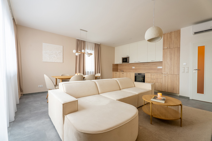 Z prázdného a chladného bytu vznikl nový domov. Rekonstrukce v duchu skandinávského stylu a hygge se povedla na jedničku. Tento projekt vznikl pod rukama designérky Lucie Volfové a dokonale ukazuje, že i zcela prázdný byt se může proměnit v domov, kde se dobře dýchá, krásné žije a kam se člověk rád vrací.
Z prázdného a chladného bytu vznikl nový domov. Rekonstrukce v duchu skandinávského stylu a hygge se povedla na jedničku. Tento projekt vznikl pod rukama designérky Lucie Volfové a dokonale ukazuje, že i zcela prázdný byt se může proměnit v domov, kde se dobře dýchá, krásné žije a kam se člověk rád vrací.