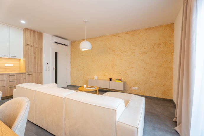 Z prázdného a chladného bytu vznikl nový domov. Rekonstrukce v duchu skandinávského stylu a hygge se povedla na jedničku. Tento projekt vznikl pod rukama designérky Lucie Volfové a dokonale ukazuje, že i zcela prázdný byt se může proměnit v domov, kde se dobře dýchá, krásné žije a kam se člověk rád vrací.
Z prázdného a chladného bytu vznikl nový domov. Rekonstrukce v duchu skandinávského stylu a hygge se povedla na jedničku. Tento projekt vznikl pod rukama designérky Lucie Volfové a dokonale ukazuje, že i zcela prázdný byt se může proměnit v domov, kde se dobře dýchá, krásné žije a kam se člověk rád vrací.
