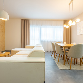 Z prázdného a chladného bytu vznikl nový domov. Rekonstrukce v duchu skandinávského stylu a hygge se povedla na jedničku. Tento projekt vznikl pod rukama designérky Lucie Volfové a dokonale ukazuje, že i zcela prázdný byt se může proměnit v domov, kde se dobře dýchá, krásné žije a kam se člověk rád vrací. 
