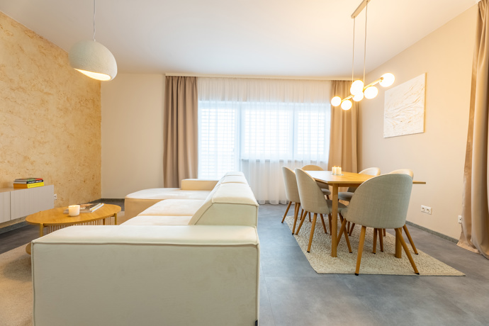 Z prázdného a chladného bytu vznikl nový domov. Rekonstrukce v duchu skandinávského stylu a hygge se povedla na jedničku. Tento projekt vznikl pod rukama designérky Lucie Volfové a dokonale ukazuje, že i zcela prázdný byt se může proměnit v domov, kde se dobře dýchá, krásné žije a kam se člověk rád vrací.
Z prázdného a chladného bytu vznikl nový domov. Rekonstrukce v duchu skandinávského stylu a hygge se povedla na jedničku. Tento projekt vznikl pod rukama designérky Lucie Volfové a dokonale ukazuje, že i zcela prázdný byt se může proměnit v domov, kde se dobře dýchá, krásné žije a kam se člověk rád vrací.