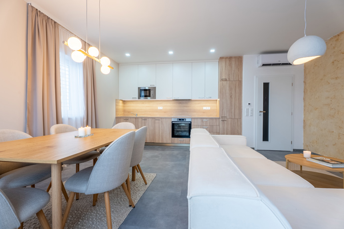 Z prázdného a chladného bytu vznikl nový domov. Rekonstrukce v duchu skandinávského stylu a hygge se povedla na jedničku. Tento projekt vznikl pod rukama designérky Lucie Volfové a dokonale ukazuje, že i zcela prázdný byt se může proměnit v domov, kde se dobře dýchá, krásné žije a kam se člověk rád vrací.
Z prázdného a chladného bytu vznikl nový domov. Rekonstrukce v duchu skandinávského stylu a hygge se povedla na jedničku. Tento projekt vznikl pod rukama designérky Lucie Volfové a dokonale ukazuje, že i zcela prázdný byt se může proměnit v domov, kde se dobře dýchá, krásné žije a kam se člověk rád vrací.