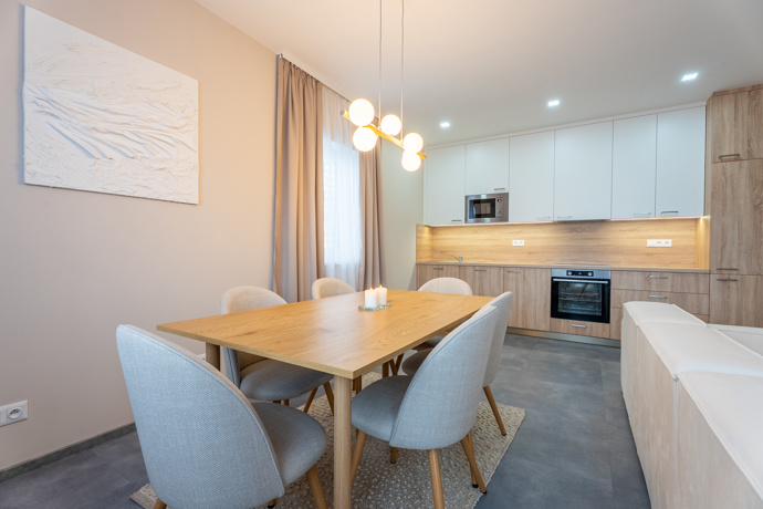 Z prázdného a chladného bytu vznikl nový domov. Rekonstrukce v duchu skandinávského stylu a hygge se povedla na jedničku. Tento projekt vznikl pod rukama designérky Lucie Volfové a dokonale ukazuje, že i zcela prázdný byt se může proměnit v domov, kde se dobře dýchá, krásné žije a kam se člověk rád vrací.
Z prázdného a chladného bytu vznikl nový domov. Rekonstrukce v duchu skandinávského stylu a hygge se povedla na jedničku. Tento projekt vznikl pod rukama designérky Lucie Volfové a dokonale ukazuje, že i zcela prázdný byt se může proměnit v domov, kde se dobře dýchá, krásné žije a kam se člověk rád vrací.