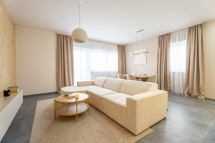 Z prázdného a chladného bytu vznikl nový domov. Rekonstrukce v duchu skandinávského stylu a hygge se povedla na jedničku. Tento projekt vznikl pod rukama designérky Lucie Volfové a dokonale ukazuje, že i zcela prázdný byt se může proměnit v domov, kde se dobře dýchá, krásné žije a kam se člověk rád vrací.
Z prázdného a chladného bytu vznikl nový domov. Rekonstrukce v duchu skandinávského stylu a hygge se povedla na jedničku. Tento projekt vznikl pod rukama designérky Lucie Volfové a dokonale ukazuje, že i zcela prázdný byt se může proměnit v domov, kde se dobře dýchá, krásné žije a kam se člověk rád vrací.