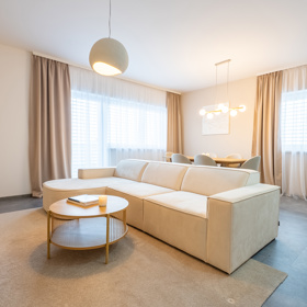 Z prázdného a chladného bytu vznikl nový domov. Rekonstrukce v duchu skandinávského stylu a hygge se povedla na jedničku. Tento projekt vznikl pod rukama designérky Lucie Volfové a dokonale ukazuje, že i zcela prázdný byt se může proměnit v domov, kde se dobře dýchá, krásné žije a kam se člověk rád vrací. 
