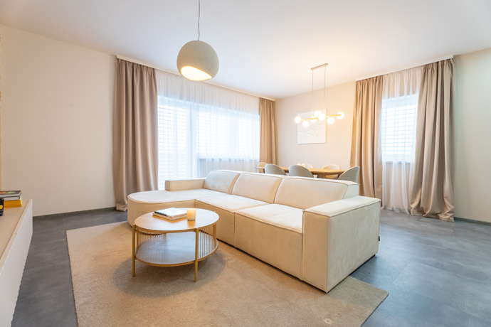 Z prázdného a chladného bytu vznikl nový domov. Rekonstrukce v duchu skandinávského stylu a hygge se povedla na jedničku. Tento projekt vznikl pod rukama designérky Lucie Volfové a dokonale ukazuje, že i zcela prázdný byt se může proměnit v domov, kde se dobře dýchá, krásné žije a kam se člověk rád vrací.
Z prázdného a chladného bytu vznikl nový domov. Rekonstrukce v duchu skandinávského stylu a hygge se povedla na jedničku. Tento projekt vznikl pod rukama designérky Lucie Volfové a dokonale ukazuje, že i zcela prázdný byt se může proměnit v domov, kde se dobře dýchá, krásné žije a kam se člověk rád vrací.