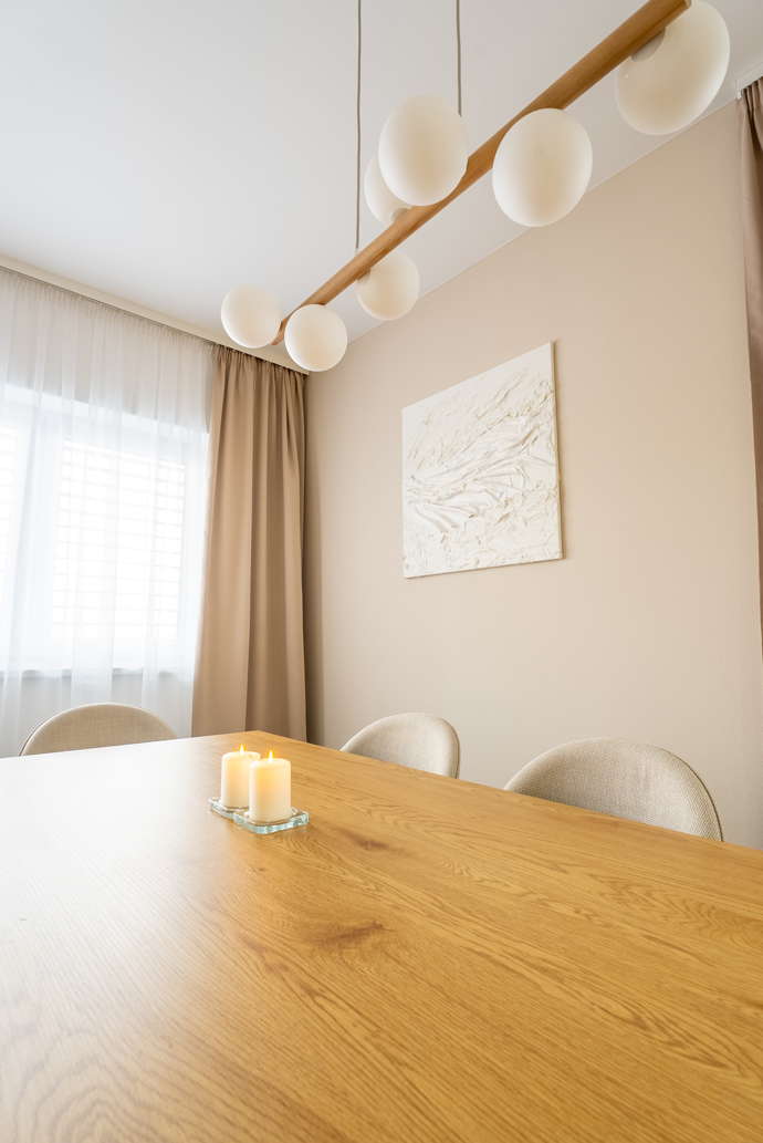 Z prázdného a chladného bytu vznikl nový domov. Rekonstrukce v duchu skandinávského stylu a hygge se povedla na jedničku. Tento projekt vznikl pod rukama designérky Lucie Volfové a dokonale ukazuje, že i zcela prázdný byt se může proměnit v domov, kde se dobře dýchá, krásné žije a kam se člověk rád vrací.
Z prázdného a chladného bytu vznikl nový domov. Rekonstrukce v duchu skandinávského stylu a hygge se povedla na jedničku. Tento projekt vznikl pod rukama designérky Lucie Volfové a dokonale ukazuje, že i zcela prázdný byt se může proměnit v domov, kde se dobře dýchá, krásné žije a kam se člověk rád vrací.