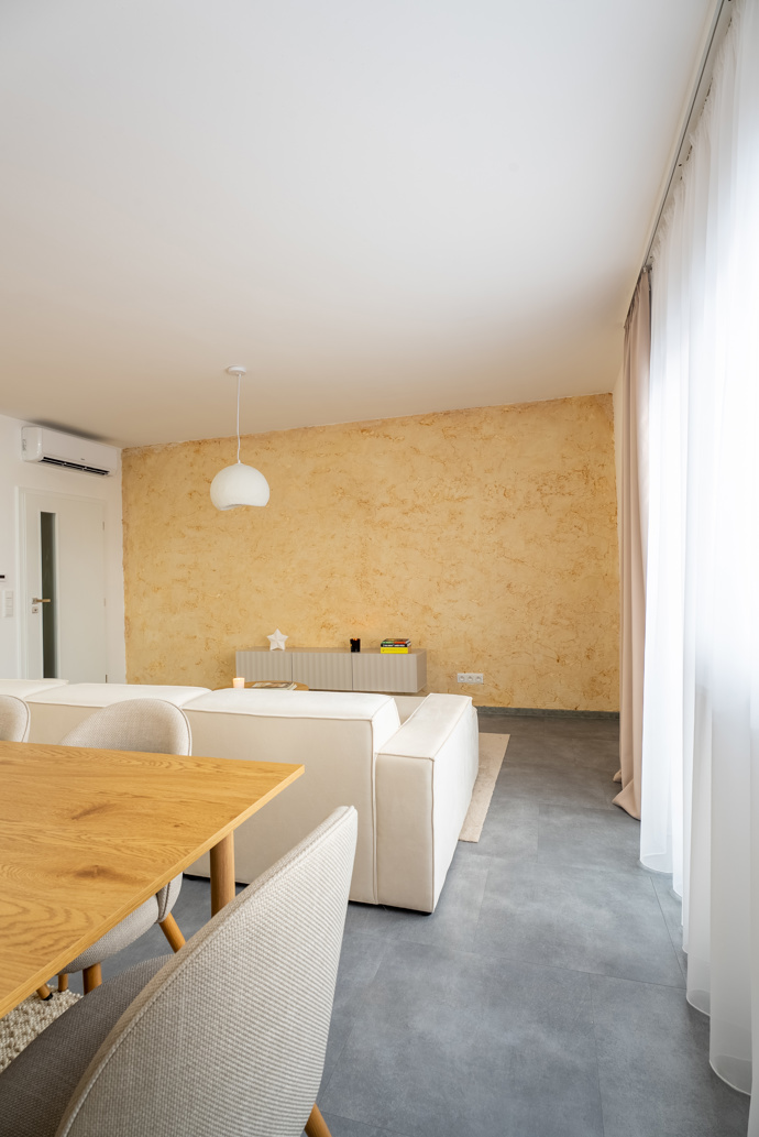 Z prázdného a chladného bytu vznikl nový domov. Rekonstrukce v duchu skandinávského stylu a hygge se povedla na jedničku. Tento projekt vznikl pod rukama designérky Lucie Volfové a dokonale ukazuje, že i zcela prázdný byt se může proměnit v domov, kde se dobře dýchá, krásné žije a kam se člověk rád vrací.
Z prázdného a chladného bytu vznikl nový domov. Rekonstrukce v duchu skandinávského stylu a hygge se povedla na jedničku. Tento projekt vznikl pod rukama designérky Lucie Volfové a dokonale ukazuje, že i zcela prázdný byt se může proměnit v domov, kde se dobře dýchá, krásné žije a kam se člověk rád vrací.