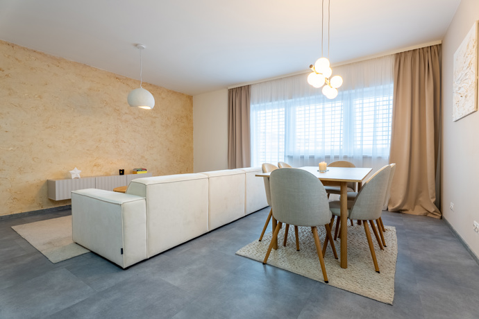 Z prázdného a chladného bytu vznikl nový domov. Rekonstrukce v duchu skandinávského stylu a hygge se povedla na jedničku. Tento projekt vznikl pod rukama designérky Lucie Volfové a dokonale ukazuje, že i zcela prázdný byt se může proměnit v domov, kde se dobře dýchá, krásné žije a kam se člověk rád vrací.
Z prázdného a chladného bytu vznikl nový domov. Rekonstrukce v duchu skandinávského stylu a hygge se povedla na jedničku. Tento projekt vznikl pod rukama designérky Lucie Volfové a dokonale ukazuje, že i zcela prázdný byt se může proměnit v domov, kde se dobře dýchá, krásné žije a kam se člověk rád vrací.
