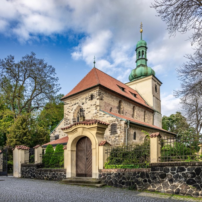 Zatímco některé městské části se rozšiřují do šířky a ztrácejí kontakt se svou historií, jiné zůstávají věrné svým kořenům. A přitom se posouvají o generaci dál. Takovým příkladem je pražský Prosek, kde vyrůstá moderní obytný dům Simply Prosek. Ten ukazuje, že ani původní urbanismus sídlišť není v rozporu s moderní architekturou. 
