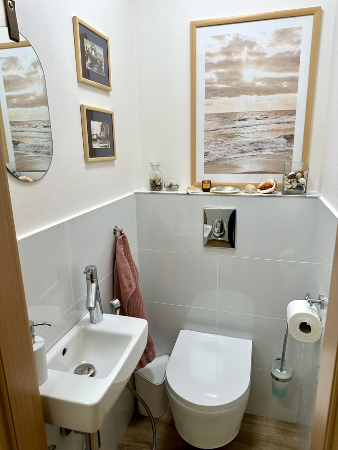 Z původního panelového 3+1 na pražském Jižním Městě se během let stal prostorným rodinným bytem plným barev, pohody a chytrých nápadů. Proměny interiéru kopírovaly měnící se potřeby rodiny, ale nikdy neztratili osobitost a šmrnc. 
