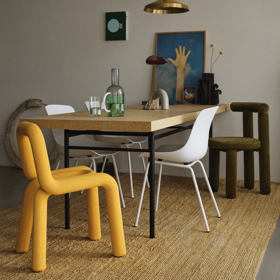 Stylový, ale bez šablon. Osobní, ale nikoli uzavřený. Hrubý a zároveň i jemný. To je ve zkratce mnichovský byt stylisty Marvina Ungera, který sdílí se svým životním partnerem. Není to klasické designové bydlení jak z katalogu, ale místo, kde věci dostávají smysl skrze světlo, pocity a život. 

