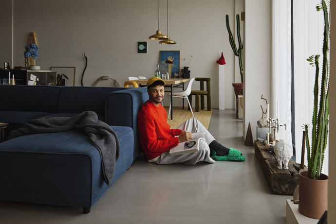Stylový, ale bez šablon. Osobní, ale nikoli uzavřený. Hrubý a zároveň i jemný. To je ve zkratce mnichovský byt stylisty Marvina Ungera, který sdílí se svým životním partnerem. Není to klasické designové bydlení jak z katalogu, ale místo, kde věci dostávají smysl skrze světlo, pocity a život.
Stylový, ale bez šablon. Osobní, ale nikoli uzavřený. Hrubý a zároveň i jemný. To je ve zkratce mnichovský byt stylisty Marvina Ungera, který sdílí se svým životním partnerem. Není to klasické designové bydlení jak z katalogu, ale místo, kde věci dostávají smysl skrze světlo, pocity a život.
