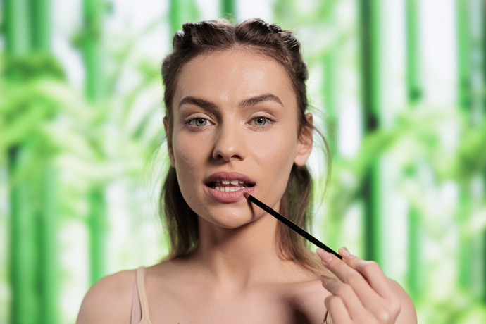 Make-up rtů je věda a je potřeba vědět, jak na něj, zejména s přibývajícím věkem, kdy naši tvář zdobí vrásky.
Make-up rtů je věda a je potřeba vědět, jak na něj, zejména s přibývajícím věkem, kdy naši tvář zdobí vrásky.