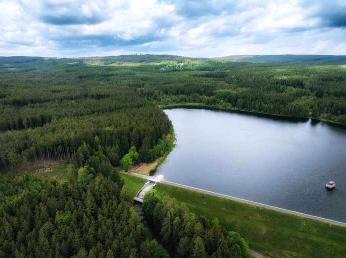 Cesta vede hlubokými lesy, přes potoky a balvany. Zážitek pro každého, kdo hledá klid i dobrodružství.
Cesta vede hlubokými lesy, přes potoky a balvany. Zážitek pro každého, kdo hledá klid i dobrodružství.