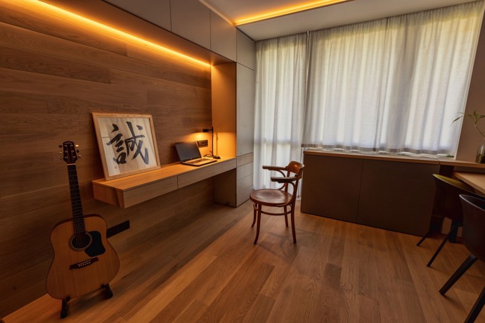 Rekonstrukce bytu na Jižním Městě v Praze, navržená ateliérem dotegg architekti, přináší moderní pohled na panelákové bydlení.
