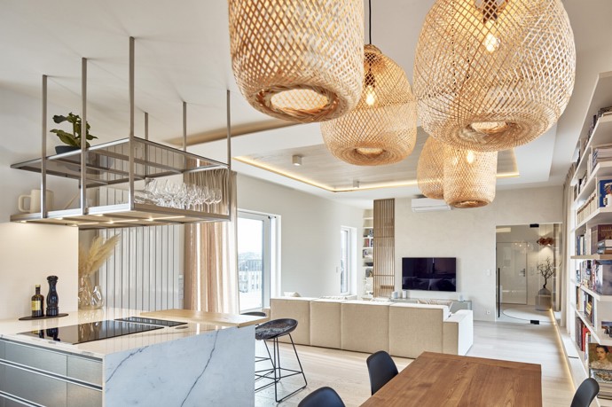 Luxusní byt s dechberoucími terasami, dubovou podlahou a mramorem v hlavní roli. Podívejte se dovnitř bytu, který navrhli architekti z Karlínblok tak, aby zářil v každé denní době. Kompletní rekonstrukce, promyšlená dispozice a interiér, který propojuje luxus s každodenní pohodou. Inspirujte se bytem, kde světlo a přírodní materiály tvoří harmonii.
Luxusní byt s dechberoucími terasami, dubovou podlahou a mramorem v hlavní roli. Podívejte se dovnitř bytu, který navrhli architekti z Karlínblok tak, aby zářil v každé denní době. Kompletní rekonstrukce, promyšlená dispozice a interiér, který propojuje luxus s každodenní pohodou. Inspirujte se bytem, kde světlo a přírodní materiály tvoří harmonii.
