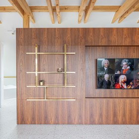 Architektka Iveta Křížová zde spojila funkcionalistické dědictví s odvážnými materiály – bílým teracem, ořechem a mosazí.
Architektka Iveta Křížová zde spojila funkcionalistické dědictví s odvážnými materiály – bílým teracem, ořechem a mosazí.