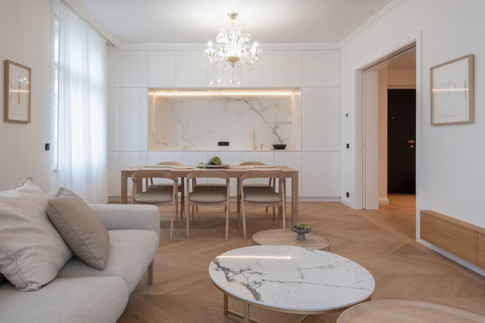 Tento kombinovaný přístup k designu spojuje moderní minimalismus s historickými detaily, což vytváří prostor, který je zároveň nadčasový a jedinečný.
