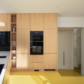 Dům ve Vraném nad Vltavou se proměnil v elegantní, vrstevnatý interiér plný přírodních materiálů a špičkového řemesla. Ateliér Šesták vsadil na respekt k původní architektuře i na precizní design, který dává neotřelému prostoru nový smysl.
Dům ve Vraném nad Vltavou se proměnil v elegantní, vrstevnatý interiér plný přírodních materiálů a špičkového řemesla. Ateliér Šesták vsadil na respekt k původní architektuře i na precizní design, který dává neotřelému prostoru nový smysl.