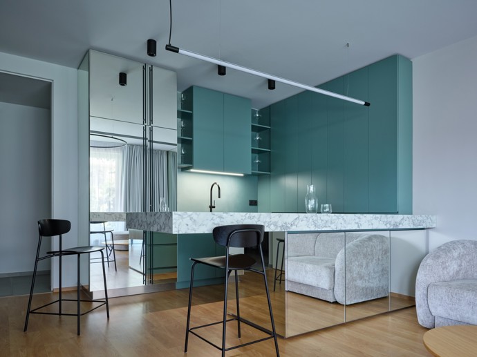 Barevný a materiálový koncept je navržen svěží, šmrncovní (chic), mladistvý, avšak zároveň minimalistický. Hlavní důraz byl kladen na funkční uspořádání kuchyně s barovým sezením, elegantní knihovnou a pohodlným čtecím koutkem.
