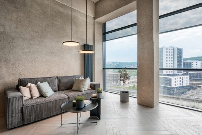Jak dostat kompletní bydlení i s pracovnou do 38 metrů čtverečních a přitom nepřijít o pocit volnosti? Architekti Michala a Martin Benda z ateliéru Henceforth to dokázali ve stylovém pražském loftu, který využívá každý centimetr prostoru s neuvěřitelnou lehkostí.
