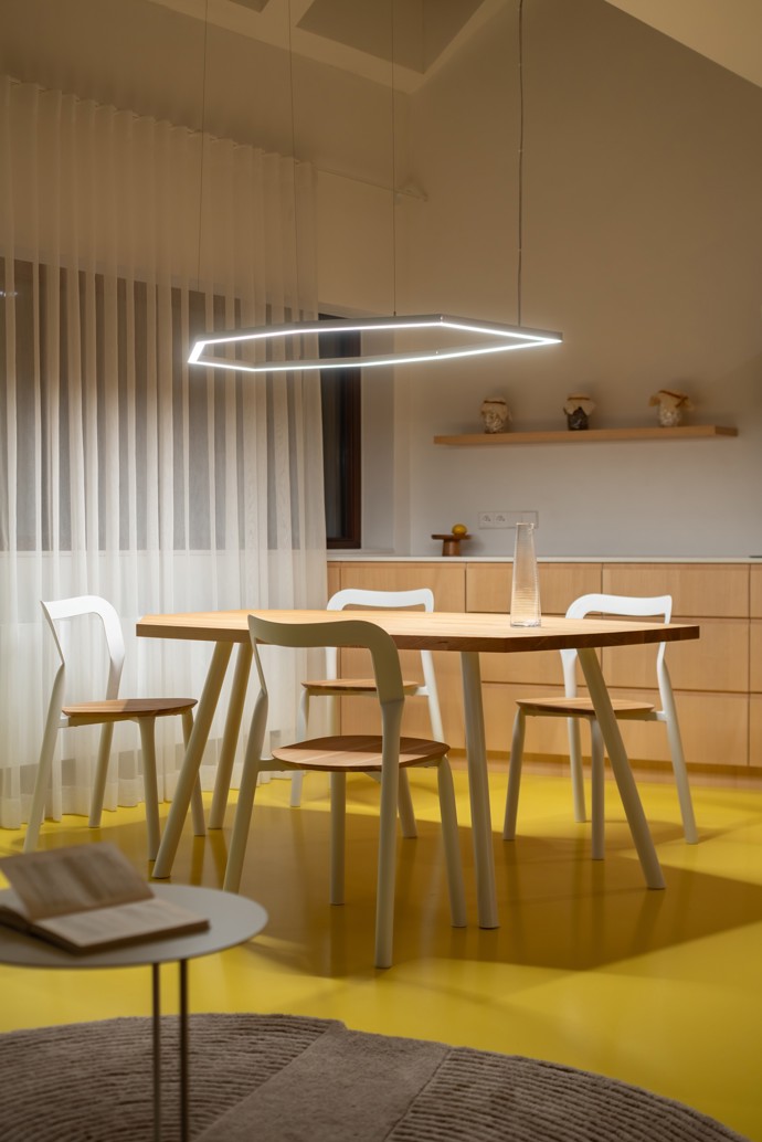 Dům ve Vraném nad Vltavou se proměnil v elegantní, vrstevnatý interiér plný přírodních materiálů a špičkového řemesla. Ateliér Šesták vsadil na respekt k původní architektuře i na precizní design, který dává neotřelému prostoru nový smysl.
Dům ve Vraném nad Vltavou se proměnil v elegantní, vrstevnatý interiér plný přírodních materiálů a špičkového řemesla. Ateliér Šesták vsadil na respekt k původní architektuře i na precizní design, který dává neotřelému prostoru nový smysl.