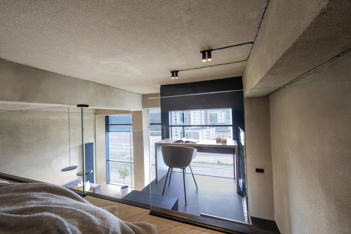Jak dostat kompletní bydlení i s pracovnou do 38 metrů čtverečních a přitom nepřijít o pocit volnosti? Architekti Michala a Martin Benda z ateliéru Henceforth to dokázali ve stylovém pražském loftu, který využívá každý centimetr prostoru s neuvěřitelnou lehkostí.
