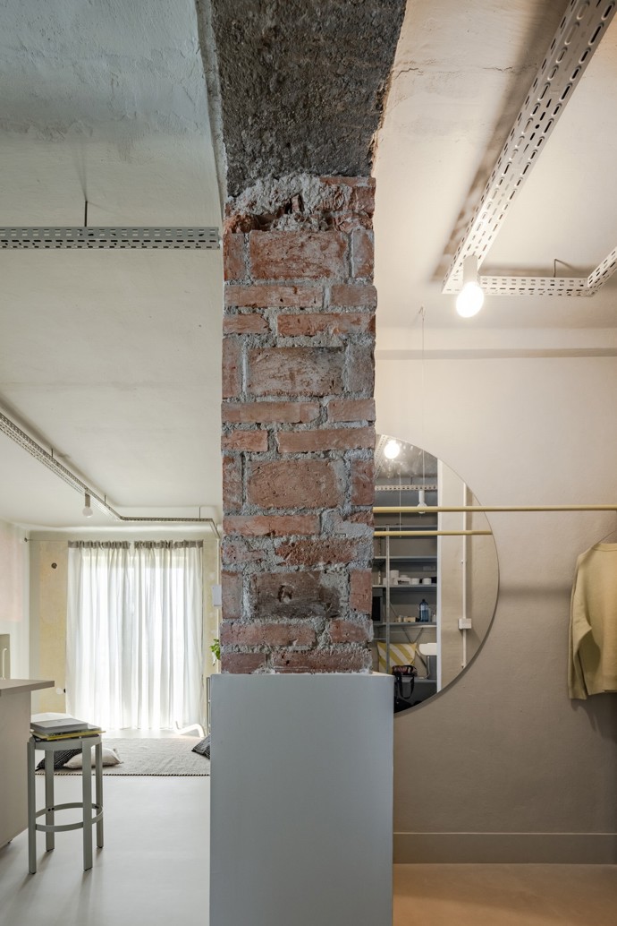 Nečekané barvy, znovupoužité parkety, původní fragmenty obkladů i moderní design bez zbytečností. To vše tvoří byt, který je stejně praktický jako poetický. Rekonstrukce, která bere ohled na minulost a zároveň míří do budoucnosti.
