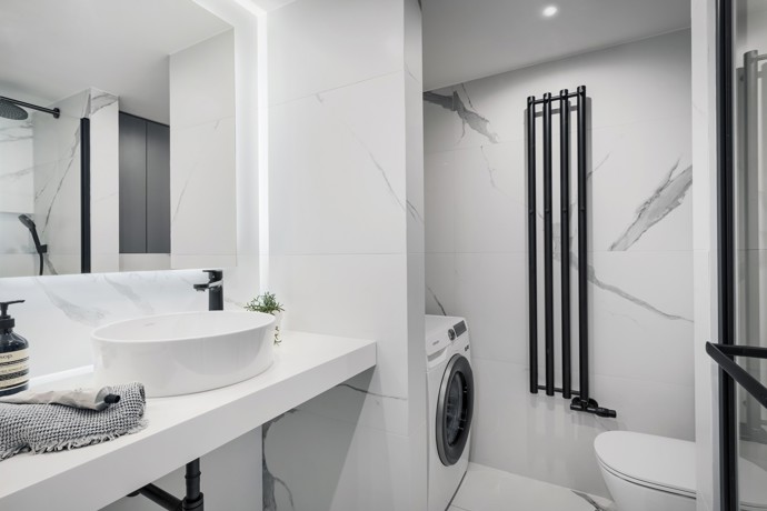 Jak dostat kompletní bydlení i s pracovnou do 38 metrů čtverečních a přitom nepřijít o pocit volnosti? Architekti Michala a Martin Benda z ateliéru Henceforth to dokázali ve stylovém pražském loftu, který využívá každý centimetr prostoru s neuvěřitelnou lehkostí.
