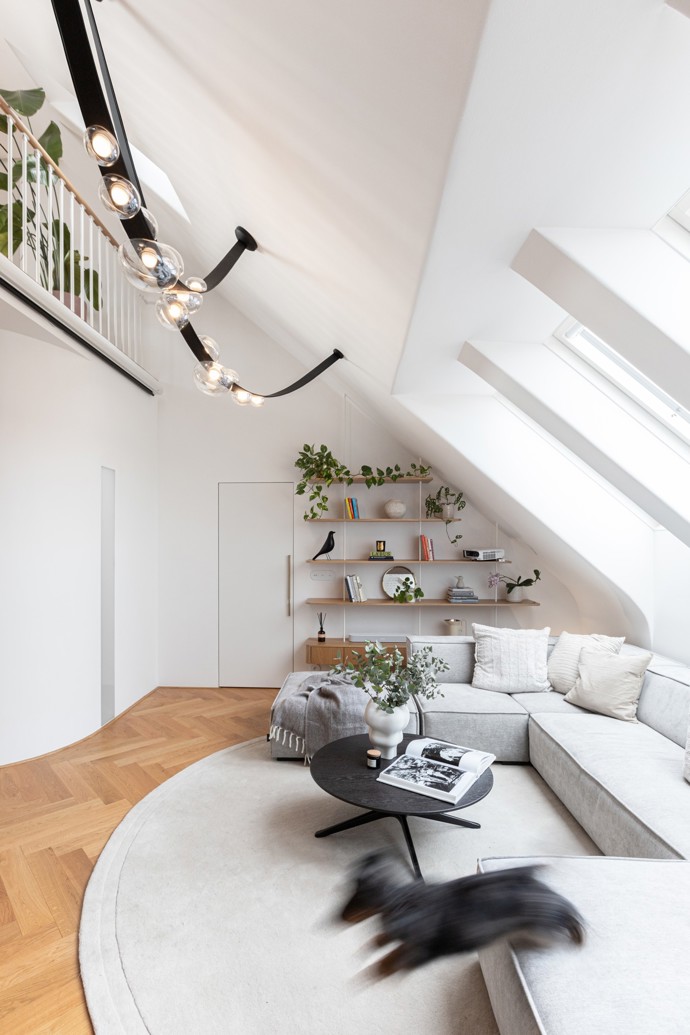 Výhledem byla inspirována i malá celá černá sauna, která nechává scenérii díky tmavému interiéru plně vyniknout. 
