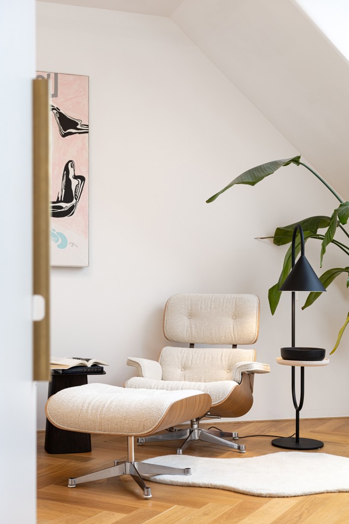 Pro vybavení bytu byly pečlivě vybírány prvky, které jinak minimalistický interiér a kvalitní materiály v něm vhodně podtrhnou, především svítidla a mobiliár od kvalitních světových i českých výrobců (např. Vitra, Marset, Muuto, FÉST, Bomma, Gravelli, DORSIS, M&T, čeští truhláři).
