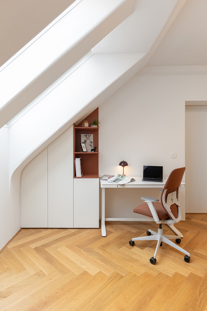  Některé prvky si architekti vyráběli sami – designový stolek na gramofonové desky, stěrky atd.
“Tím že za realizací stojí od počátku až do konce autorský návrh a oba jsme architekti, nám realizace interiéru trvala déle, než kdybychom jej tvořili pro klienta. To nám ovšem dalo prostor nahlížet na návrh z různých úhlů a být si rozhodnutími velice jistí. Návrh se postupem realizace velmi vyvíjel a od původních koncepčních vizuálů jsme ušli velký kus cesty. Každý prvek jsme si vzorovali, např. jen vzorek správné barvy stěrky jsme si míchali asi v 15 variantách, mosazně zlaté prvky jsme také dlouho vzorovali s původními kličkami. Interiér bytu tak naprosto respektuje zadání i prostor, v kterém vznikl a vytváří charakterem naprosto jedinečné a plně funkční autorské bydlení.“
