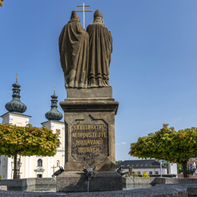 Bratři, kteří přinesli Slovanům písmo, stojí dnes jako sochy v krajině, kde zanechali duchovní stopu. Tato konkrétní socha připomíná, že jejich odkaz není minulostí, ale živou součástí naší identity.
