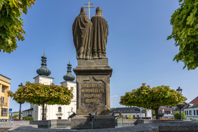 Bratři, kteří přinesli Slovanům písmo, stojí dnes jako sochy v krajině, kde zanechali duchovní stopu. Tato konkrétní socha připomíná, že jejich odkaz není minulostí, ale živou součástí naší identity.
