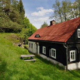 Roubenka stojí na velkém pozemku obklopená potokem, kopci a stromy, zcela stranou od kolejí i běžných cest. 
