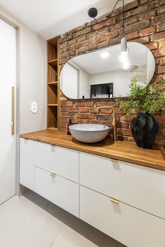 Odhalené cihly udávají design celého interiéru.

