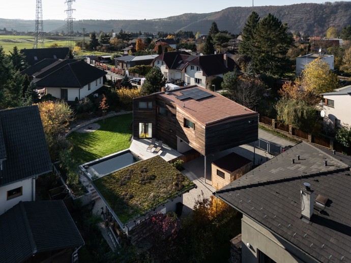 Dům ve Vraném nad Vltavou se proměnil v elegantní, vrstevnatý interiér plný přírodních materiálů a špičkového řemesla. Ateliér Šesták vsadil na respekt k původní architektuře i na precizní design, který dává neotřelému prostoru nový smysl.
Dům ve Vraném nad Vltavou se proměnil v elegantní, vrstevnatý interiér plný přírodních materiálů a špičkového řemesla. Ateliér Šesták vsadil na respekt k původní architektuře i na precizní design, který dává neotřelému prostoru nový smysl.