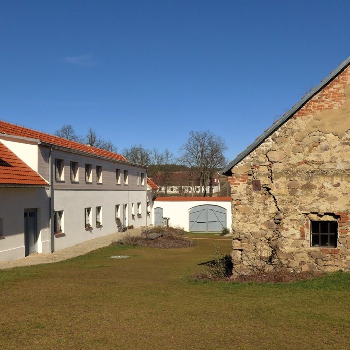 Najdete tu také Vejminek. Samostatný domek určený pro romantický pobyt ve dvou, kde vládne klid a soukromí. V interiéru najdete autentická kachlová kamínka a původní stavbu s citlivou péčí zrestaurovanou. Atmosféra je ideální třeba pro wellness nebo meditaci.
