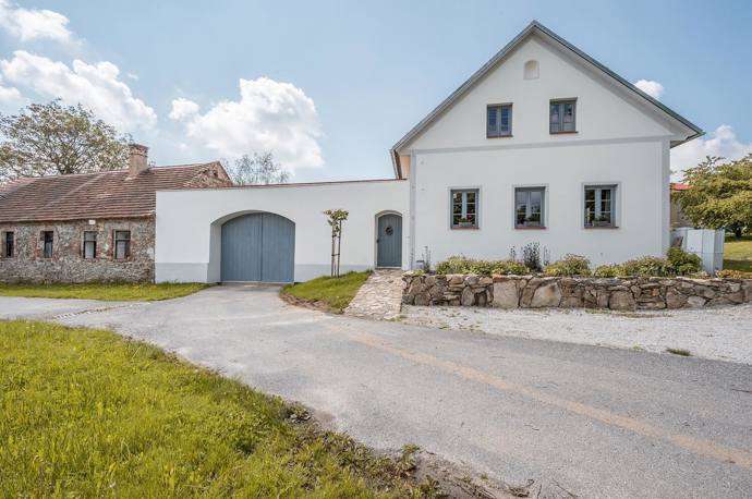 Apartmán se dvěma ložnicemi, obývací částí i kuchyňkou nabízí komfort i svobodu. Ideální pro rodiny nebo menší skupinku přátel, kteří chtějí být spolu, ale přesto mít svou zónu. Doplňkově se tu snadno ubytuje až šest osob.
