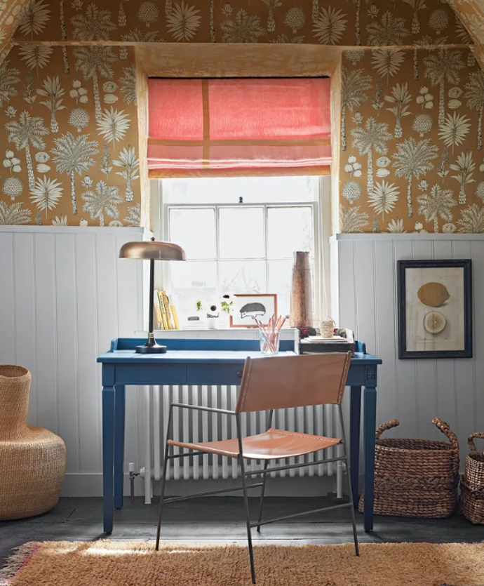 Chalk paint je kámoš začátečníků. Nepotřebujete podkladový nátěr a když se někde netrefíte, stačí lehce přebrousit. Výsledný vzhled není o dokonalosti, ale o dojmu.
Chalk paint je kámoš začátečníků. Nepotřebujete podkladový nátěr a když se někde netrefíte, stačí lehce přebrousit. Výsledný vzhled není o dokonalosti, ale o dojmu.