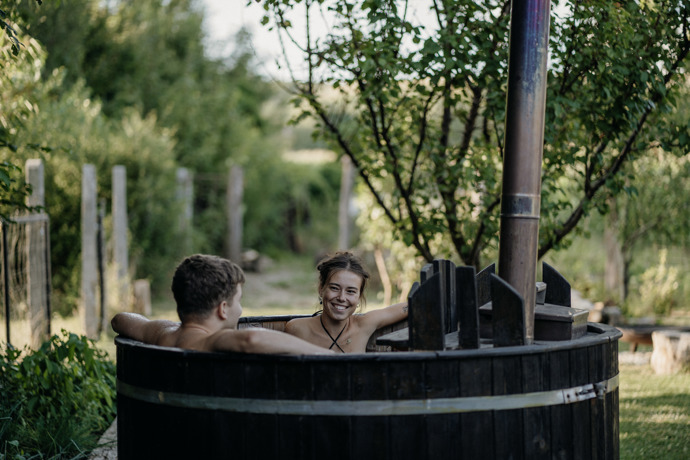 Wellness zážitek umocňuje finská sauna a dřevěná koupací káď s výhledem na noční oblohu.
Wellness zážitek umocňuje finská sauna a dřevěná koupací káď s výhledem na noční oblohu.