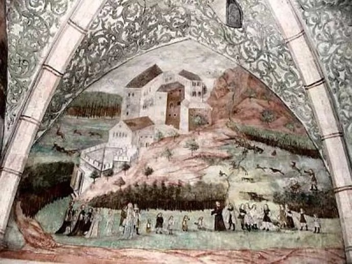 Hrad byl v roce 1999 poprvé za celou svou historii zpřístupněn veřejnosti, a tak není nouze o nevysvětlitelné historiky. Mdloby a nevolnost návštěvníků není nic zvláštního a do některých částí hradu nechtějí vstupovat psi.
Hrad byl v roce 1999 poprvé za celou svou historii zpřístupněn veřejnosti, a tak není nouze o nevysvětlitelné historiky. Mdloby a nevolnost návštěvníků není nic zvláštního a do některých částí hradu nechtějí vstupovat psi.