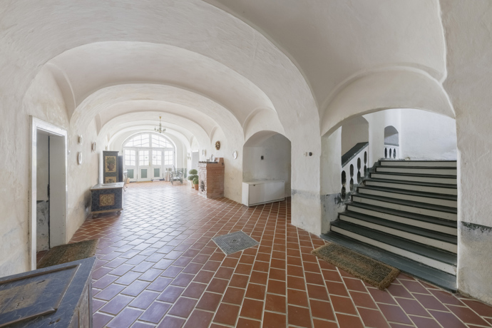 Prodej jedinečné nemovitosti zajišťuje Sotheby’s International Realty Czech Republic a kdyby vás zajímala cena, musíte se obrátit právě na ně. 
