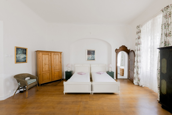V některých místnostech se nachází moderní dřevěné podlahy i nové vybavení. 
