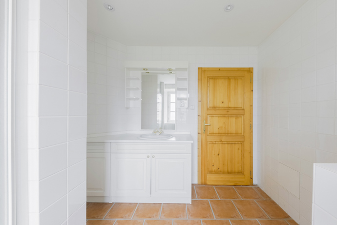 Zámecké zázemí doplňuje zrekonstruovaný dům pro hosty, garáž a stáje pro šestnáct koní. Na druhé straně parku se nachází větší seník s modernizovanou střechou.
