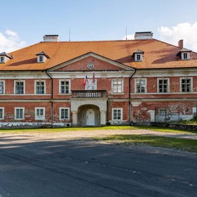 I když prošel poměrně velkou rekonstrukcí, stále není ani zdaleka hotovo a na nového majitele čekají další investice.
I když prošel poměrně velkou rekonstrukcí, stále není ani zdaleka hotovo a na nového majitele čekají další investice.
